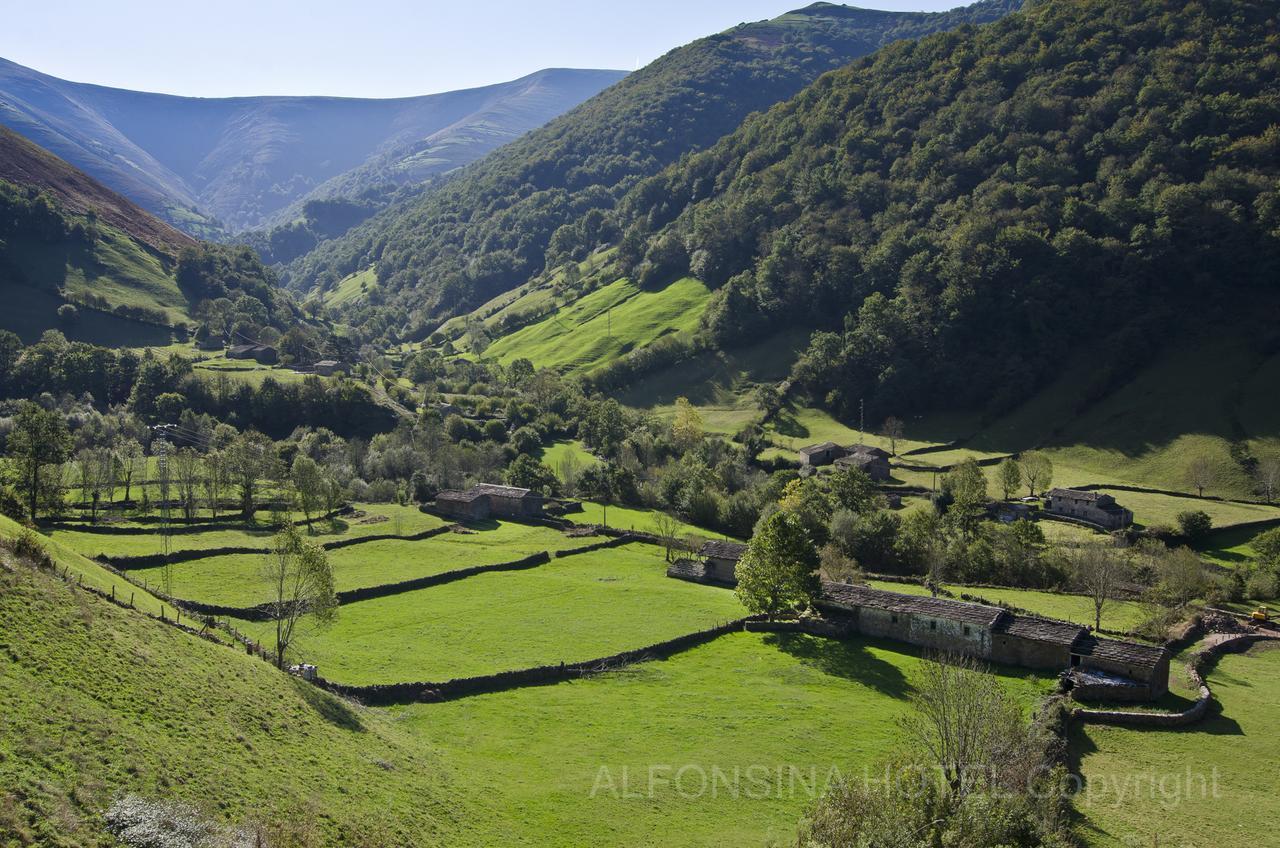 Hotel La Alfonsina Santibanez de Villacarriedo Eksteriør bilde